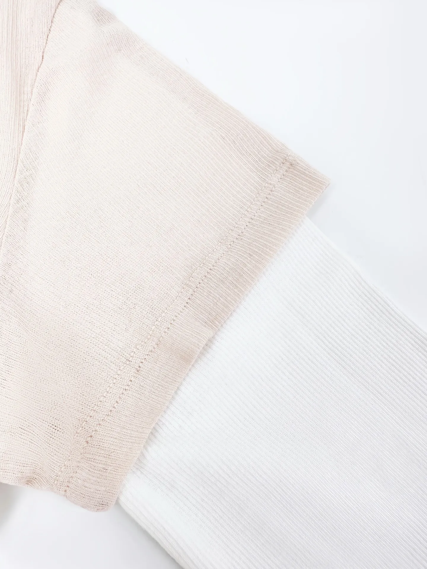 Women's Acn Studios layered long-sleeved dress, custom-made soft matte vertical pattern comfortable gauze, light and transparent, soft and skin-friendly. The warm milky apricot tone spreads across the skirt, with layers of nude powder and Cream White, clean and moist, with a hint of Korean sweetness. The fake two-piece stacking is ingenious. The outer layer of the sling shoulder strap is embellished with delicate small bows, softening the femininity; the inner T-shirt is supplemented by a half-button placket, enriching the level of details. A satin logo tag is embellished at the back neckline for subtle brand recognition. Fitted and neat silhouette, the skirt falls to the middle of the thigh, just right to modify the body proportions, blending a sweet and girly look with a relaxed everyday feel. A skirt outlines a soft figure, and the details meet the romance of a girl. 1. Hierarchical stacking of fake two-piece splicing: layered and locked with precise stitches, multiple pieces of different materials are spliced ​​and locked, and the patchwork of different materials is fully edge-locked. The inner and outer layers are seamlessly combined to visually present the layering of two pieces. 2. Ribbons are embellished with hand-made bows, hand-knotted and shaped, with hidden stitches and seams. There is no trace on the front, and it is only fixed at a single point. The shape is flexible and hand-made. Accessories: Customized 1:1 Acne bow Customized 1:1 Acne label Customized 1:1 Acne trademark Version: Fitted version Size: S M L Style number: FF